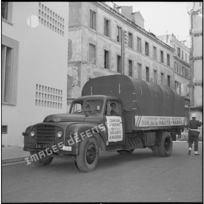 Un camion cinéma offert par le département de la Haute-Marne aux forces armées françaises le jour d'une distribution organisée par la Fondation maréchal de Lattre à Alger.