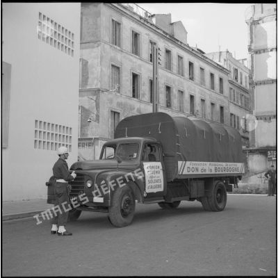 Un camion cinéma offert par la région Bourgogne aux forces armées françaises le jour d'une distribution organisée par la Fondation maréchal de Lattre à Alger.