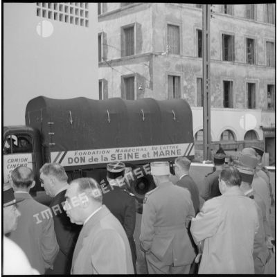 Distribution d'un camion cinéma offert par le département de Seine et Marne devant le rassemblement d'officiels dont le général Delange et le colonel Thomazo.