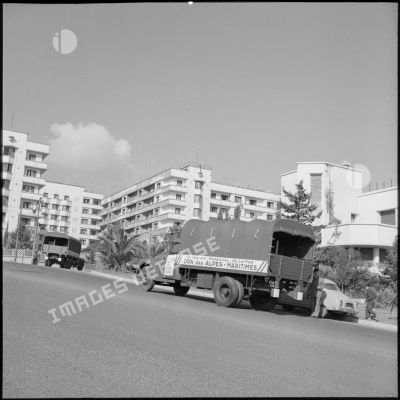 Le convoi de camions-cinéma distribués par la Fondation maréchal de Lattre quitte Alger pour rejoindre les bases des différentes unités militaires.