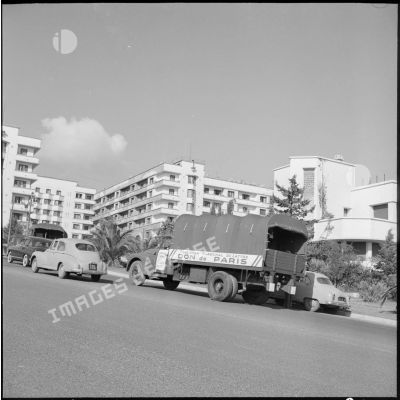 Un camion cinéma offert par la ville de Paris aux forces armées quitte Alger après la distribution organisée par la Fondation maréchal de Lattre.