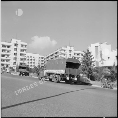 Un camion cinéma offert par la région des Deux Charentes aux forces armées quitte Alger après la distribution organisée par la Fondation maréchal de Lattre.