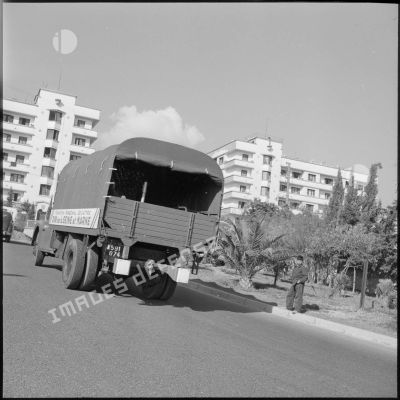 Le camion cinéma offert par le département de Seine et Marne et la Fondation maréchal de Lattre quitte Alger.