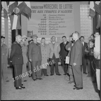 Discours de l'intendant Picart devant les officiels d'Alger, dont le général Delange, à l'occasion d'une distribution de camions-cinéma par la Fondation maréchal de Lattre.