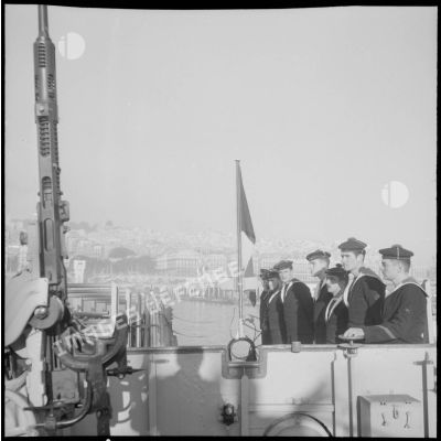 Des matelots brevetés et des officiers mariniers à bord de l'escorteur Hova lors de l'accostage après une manoeuvre.