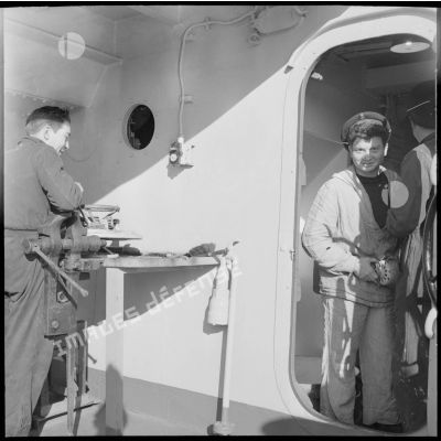 Mission d'entretien d'un panneau par un matelot breveté au cours d'une manoeuvre à bord de l'escorteur Havo.