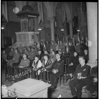 Messe de requiem célébrée à l'église Saint Augustin à Alger à l'occasion du transfert du cercueil du colonel Colonna d'Ornano en présence de sa veuve (au premier rang) et d'officiels militaires et civils.