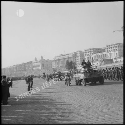 Le cortège funéraire escorté par la police militaire arrive dans le port d'Alger à l'occasion du transfert du cercueil du colonel Colonna d'Ornano.