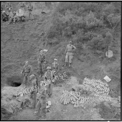 Un détachement du 5e régiment étranger d'infanterie (REI) pose devant le stock d'armes récupéré dans le secteur de Nedroma.