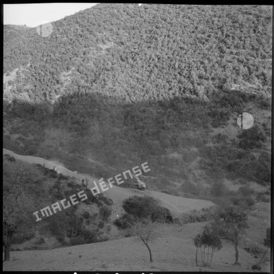Un hélicoptère de l'armée de Terre lors d'une opération de fouilles au nord du Massif des Trara.