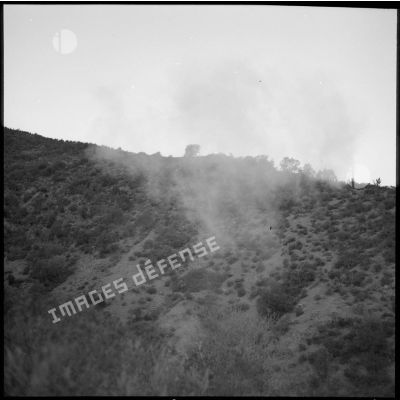 Fumée suite à l'explosion d'un cocktail molotov dans le nord du massif des Trara.