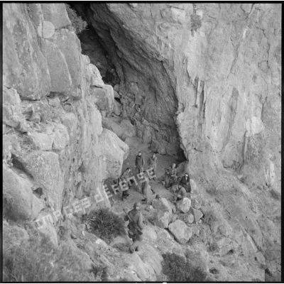 Découverte d'une grotte par des éléments de la 5e brigade de cavalerie (5e BC) lors d'une opération dans la région de Nedroma.