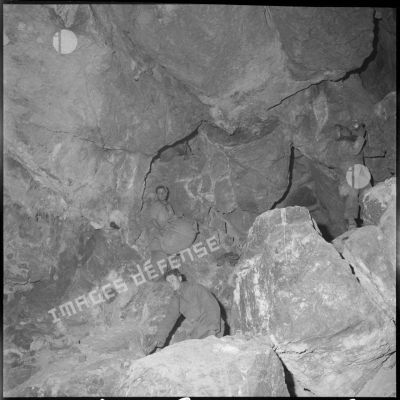 Fouille d'une grotte par des éléments de la 5e brigade de cavalerie (5e BC) dans la région de Nedroma.