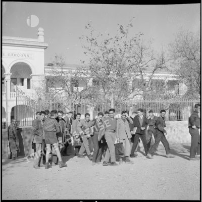 Portrait de groupe d'adolescents devant l'école primaire de garçon Bonnier à Blida.