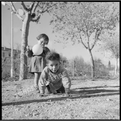 Deux jeunes enfants algériens jouant dans une rue de Blida.