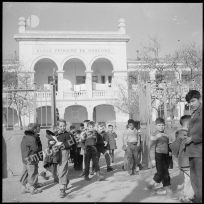 Groupe de jeunes garçons posant devant l'école primaire Bonnier à Blida.