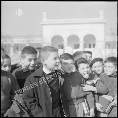 Un groupe d'élèves pose devant l'école primaire de garçons Bonnier à Blida.
