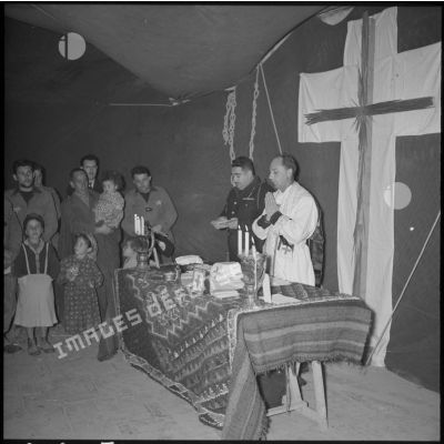 Prière lors de la messe de minuit en présence du 7e bataillon de chasseurs alpins (7e BCA) et de familles kabyles catholiques à Ouadhia.