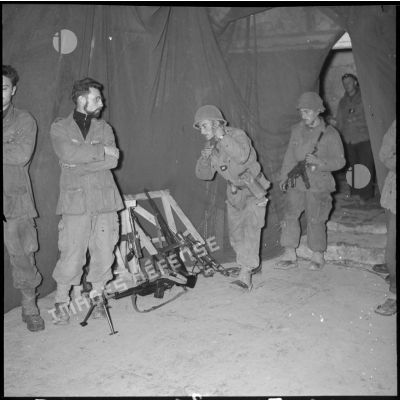 Les soldats du 7e bataillon de chasseurs alpins (7e BCA) déposent leurs armes et leurs casques pour assister à la messe de minuit à Ouadhia.