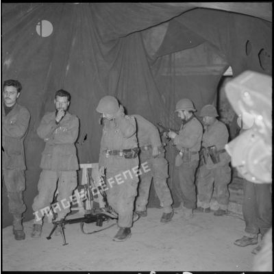 Les soldats du 7e bataillon de chasseurs alpins (7e BCA) déposent leurs armes et leurs casques pour assister à la messe de minuit à Ouadhia.