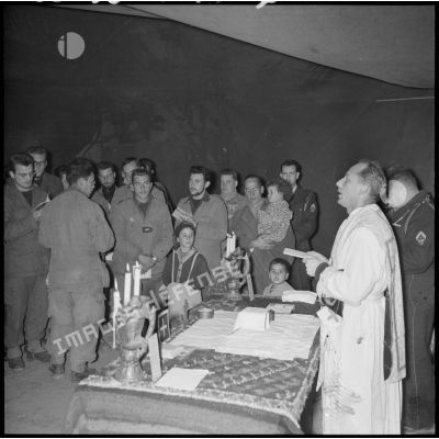 Prière par l'aumônier catholique militaire lors de la messe de minuit à Ouadhia.