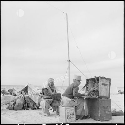Le lieutenant de la compagnie méhariste de l'erg oriental (CMEO) en mission de transmission dans un campement près d'El Oued.