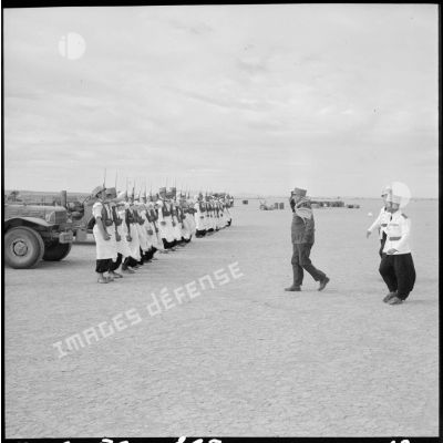 Arrivée du général Balmitgère devant la garde d'honneur du 2e peloton de la compagnie méhariste du Tassili (CMT) à l'aérodrome de Fort Polignac.