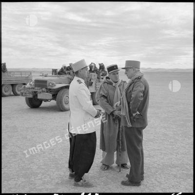 Conversation entre le général Balmitgère, un capitaine méhariste et un capitaine de la Légion étrangère à l'aérodrome de Fort Polignac.