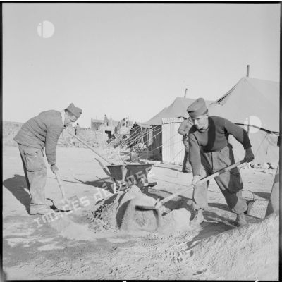 Préparation du mortier par deux éléments du 2e régiment de spahis algériens (2e RSA) sur le chantier d'un poste frontière au sud-ouest de Nemours.