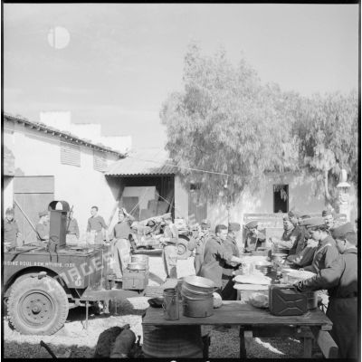Préparation du repas par des soldats dans un poste de contrôle près de la frontière algéro-marocaine.