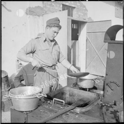 Corvée de cuisine pour un soldat dans un poste de contrôle de la frontière algéro-marocaine.
