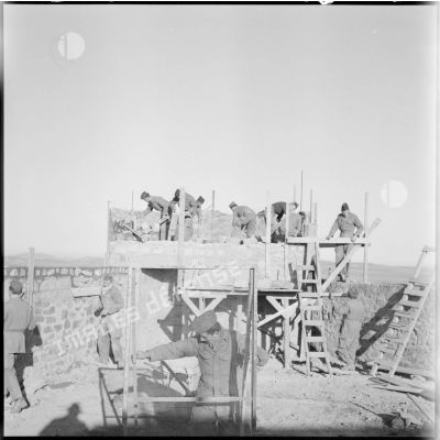 Construction d'un poste frontière au sud ouest de Nemours par des soldats du 2e régiment de spahis algériens (2e RSA).