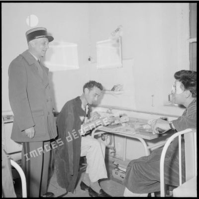 Visite du médecin colonel Klisquwsky à deux appelés hospitalisés à l'hôpital militaire Maillot d'Alger.