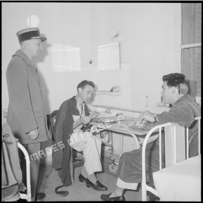 Visite du médecin colonel Klisquwsky à deux appelés hospitalisés à l'hôpital militaire Maillot d'Alger.