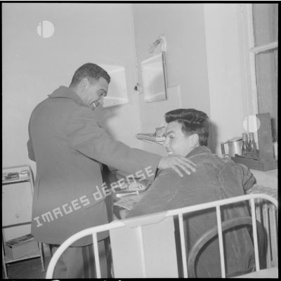 Visite du colonel Rafla du 1er RTA (régiment de tirailleurs algériens) à deux appelés hospitalisés à l'hôpital militaire Maillot d'Alger.