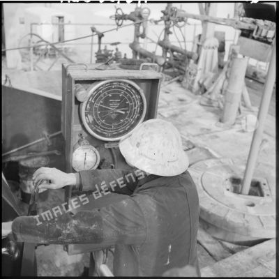 Un ouvrier travaillant sur la plateforme de forage du site pétrolier d'Hassi Messaoud.