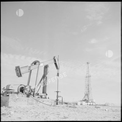 Une foreuse à pétrole sur le site d'exploitation pétrolifère d'Hassi Messaoud.