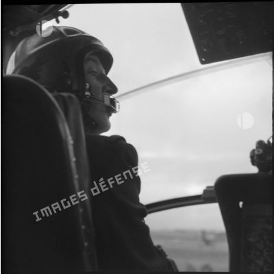 Le pilote d'un hélicoptère de transport du groupe hélicoptère n°2 (GH 2)  à Teleghma.