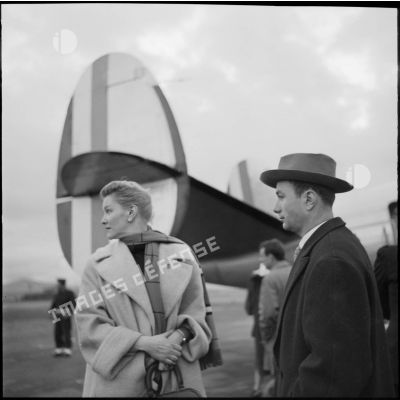 Danièle Dupré et Fernand Raynaud sur le terrain d'aviation de Teleghma.