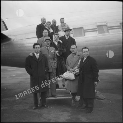 Portrait de groupe de l'équipe de 36 chandelles avec le général Tabouis devant un avion militaire à Teleghma.