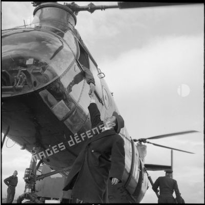Fernand Raynaud remerciant le pilote de l'hélicoptère de transport l'ayant ramené à Teleghma.