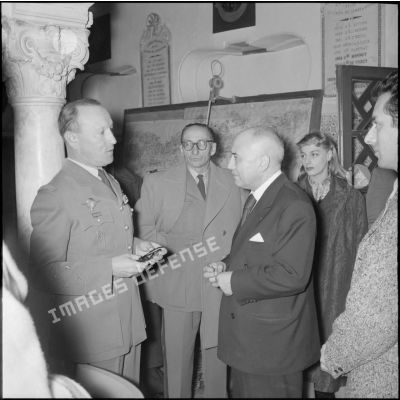Conversation entre le général Noiret et Jean Nohain dans le palais Ahmed Bey de Constantine.