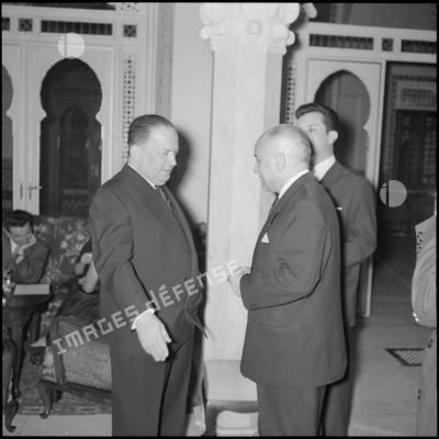 Conversation entre le ministre résident Robert Lacoste et Jean Nohain dans le palais Ahmed Bey à Constantine.