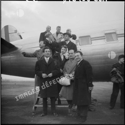 Portrait de groupe de l'équipe de 36 chandelles devant un avion léger militaire à Teleghma.