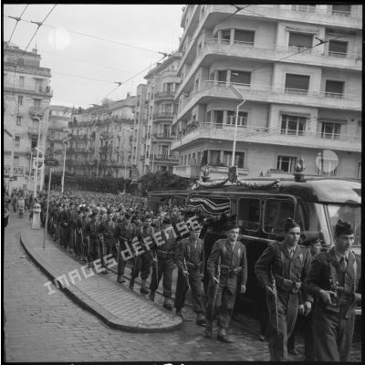 Le convoi funèbre lors des obsèques d'Amédée Froger à Alger escorté par la gendarmerie.