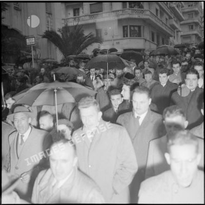 La foule d'Européens venue assister au convoi funéraire d'Amédée Froger à Alger.