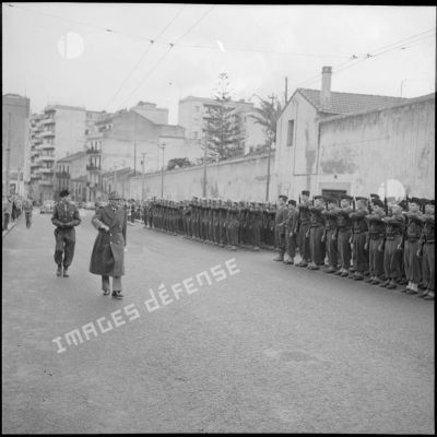 Revue des forces de l'ordre par un général de corps d'armée lors des funérailles d'Amédée Froger à Alger.