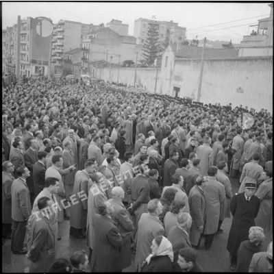La foule de civils européens assistant aux funérailles d'Amédée Froger à Alger.