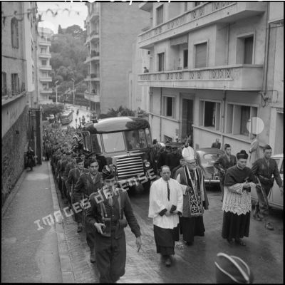 Le personnel religieux en tête du cortège funéraire lors des obsèques d'Amédée froger à Alger.
