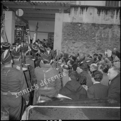 Le convoi funèbre lors des obsèques d'Amédée Froger à Alger escorté par la gendarmerie.